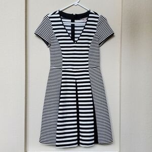 Banana Republic Knit Short Sleeve Faille Black/White Striped Dress Size 4